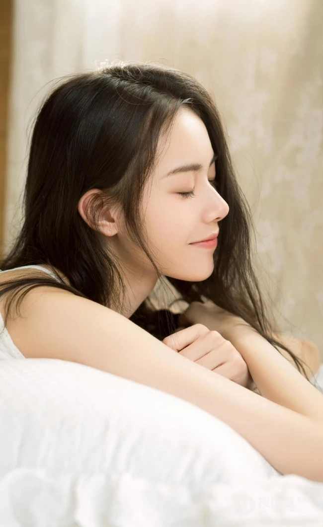 喜欢安静的治愈系长发女生，高清静距离唯美室内悠闲写真