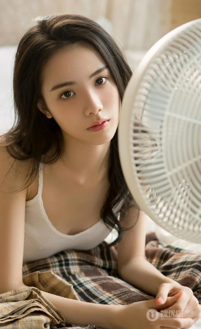 喜欢安静的治愈系长发女生，高清静距离唯美室内悠闲写真