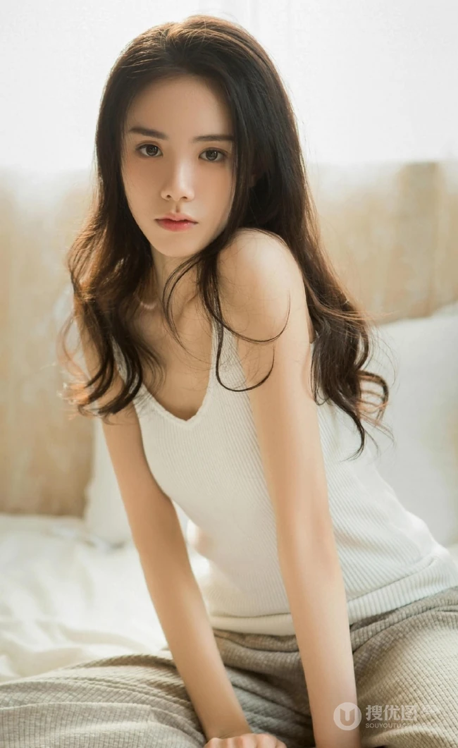 喜欢安静的治愈系长发女生，高清静距离唯美室内悠闲写真