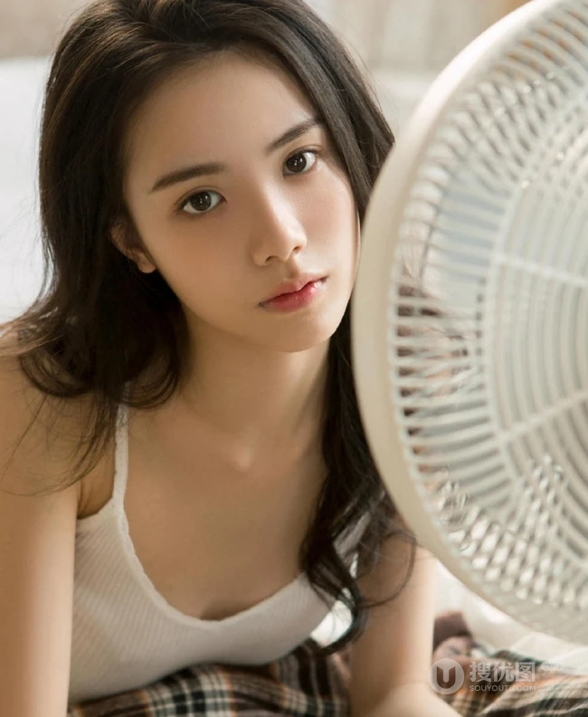 喜欢安静的治愈系长发女生，高清静距离唯美室内悠闲写真