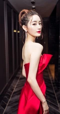 郭晓婷惊艳礼裙红裙亮相活动图片，娇小身材美背动人