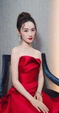 郭晓婷惊艳礼裙红裙亮相活动图片，娇小身材美背动人