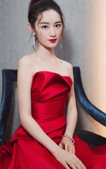 郭晓婷惊艳礼裙红裙亮相活动图片，娇小身材美背动人