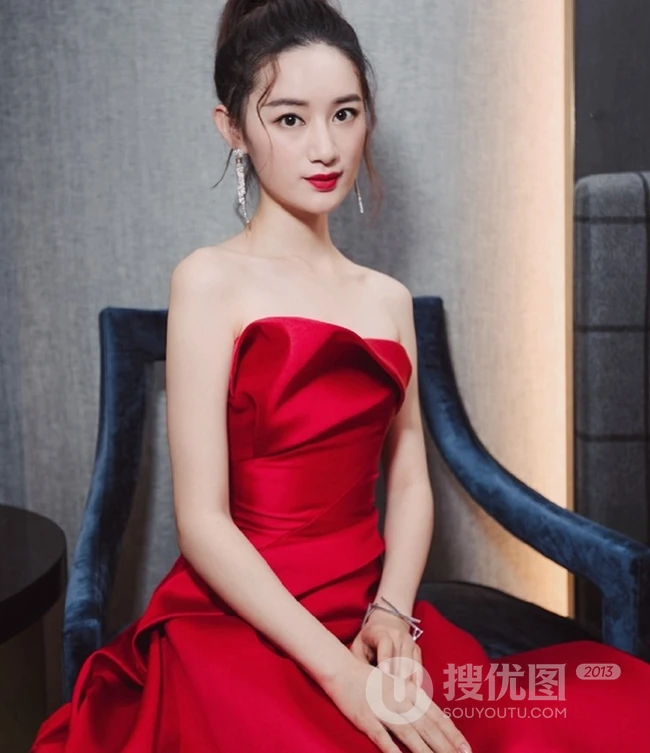 郭晓婷惊艳礼裙红裙亮相活动图片，娇小身材美背动人