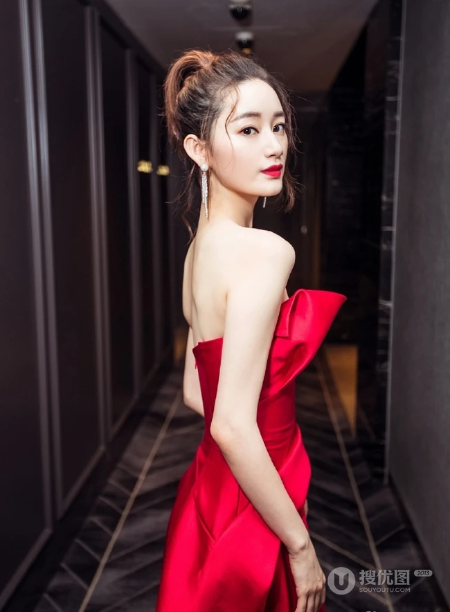 郭晓婷惊艳礼裙红裙亮相活动图片，娇小身材美背动人
