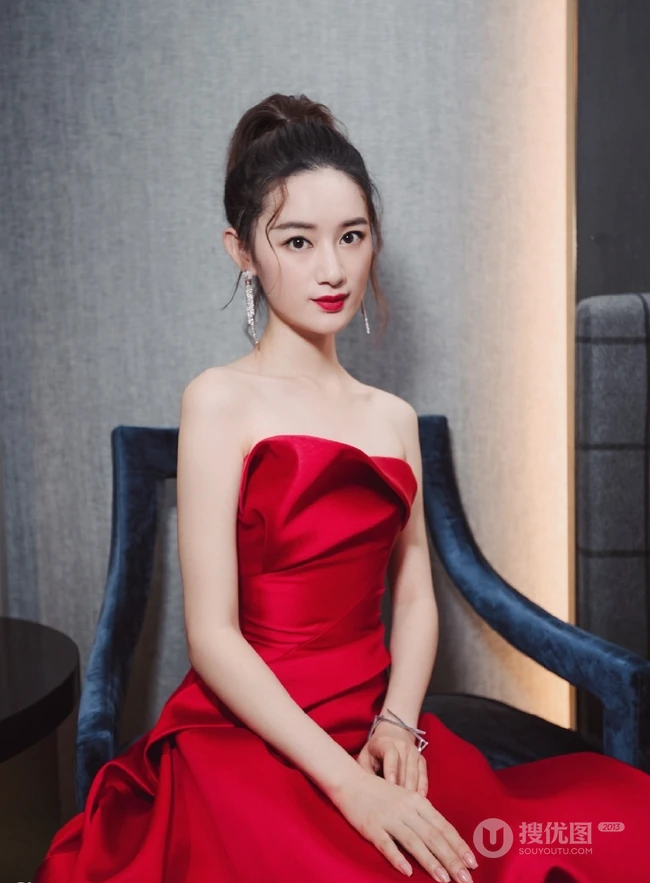 郭晓婷惊艳礼裙红裙亮相活动图片，娇小身材美背动人