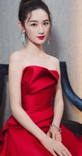 郭晓婷惊艳礼裙红裙亮相活动图片，娇小身材美背动人
