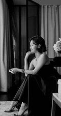 女明星李子璇短发夹耳参加活动写真，礼裙黑裙娇小可爱