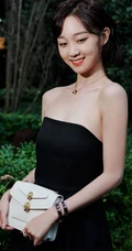 女明星李子璇短发夹耳参加活动写真，礼裙黑裙娇小可爱
