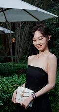 女明星李子璇短发夹耳参加活动写真，礼裙黑裙娇小可爱