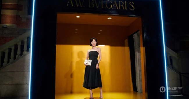 女明星李子璇短发夹耳参加活动写真，礼裙黑裙娇小可爱