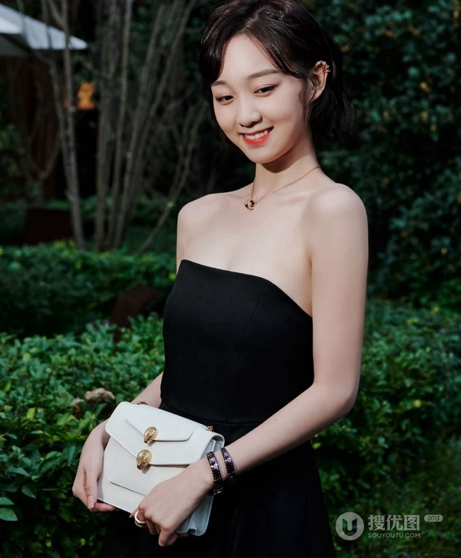 女明星李子璇短发夹耳参加活动写真，礼裙黑裙娇小可爱