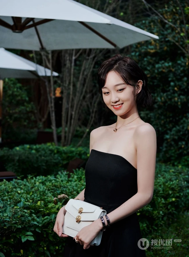 女明星李子璇短发夹耳参加活动写真，礼裙黑裙娇小可爱