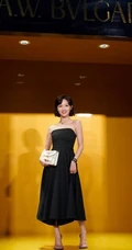 女明星李子璇短发夹耳参加活动写真，礼裙黑裙娇小可爱