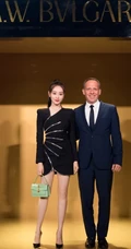 祝绪丹气质出席活动写真，着时尚拉链式连衣黑裙又酷又美