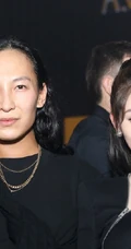 祝绪丹气质出席活动写真，着时尚拉链式连衣黑裙又酷又美