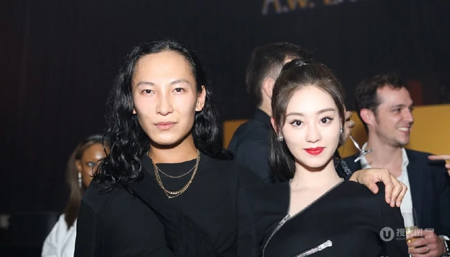 祝绪丹气质出席活动写真，着时尚拉链式连衣黑裙又酷又美