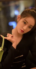 祝绪丹气质出席活动写真，着时尚拉链式连衣黑裙又酷又美
