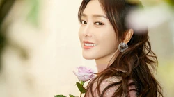 秦岚手拿玫瑰唯美写真壁纸，着亮片连衣裙笑容迷人