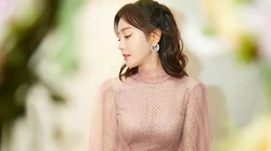 秦岚手拿玫瑰唯美写真壁纸，着亮片连衣裙笑容迷人