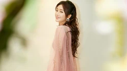 秦岚手拿玫瑰唯美写真壁纸，着亮片连衣裙笑容迷人
