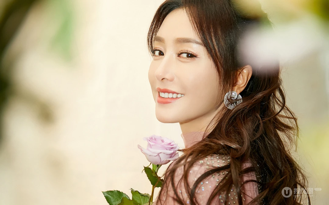 秦岚手拿玫瑰唯美写真壁纸，着亮片连衣裙笑容迷人