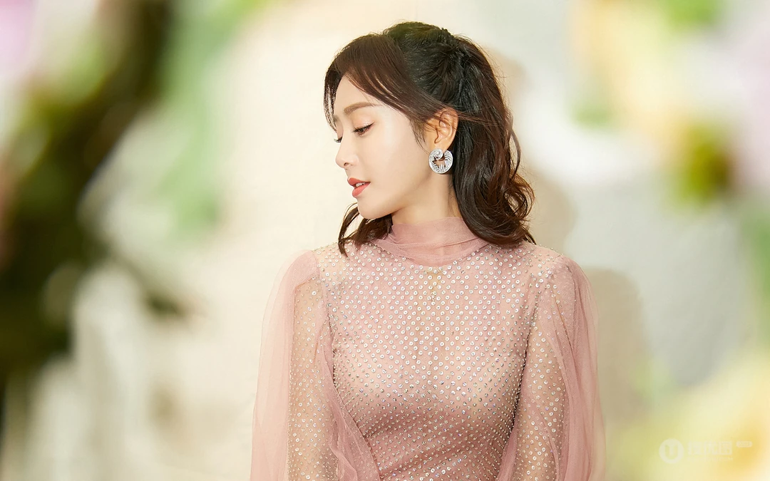 秦岚手拿玫瑰唯美写真壁纸，着亮片连衣裙笑容迷人