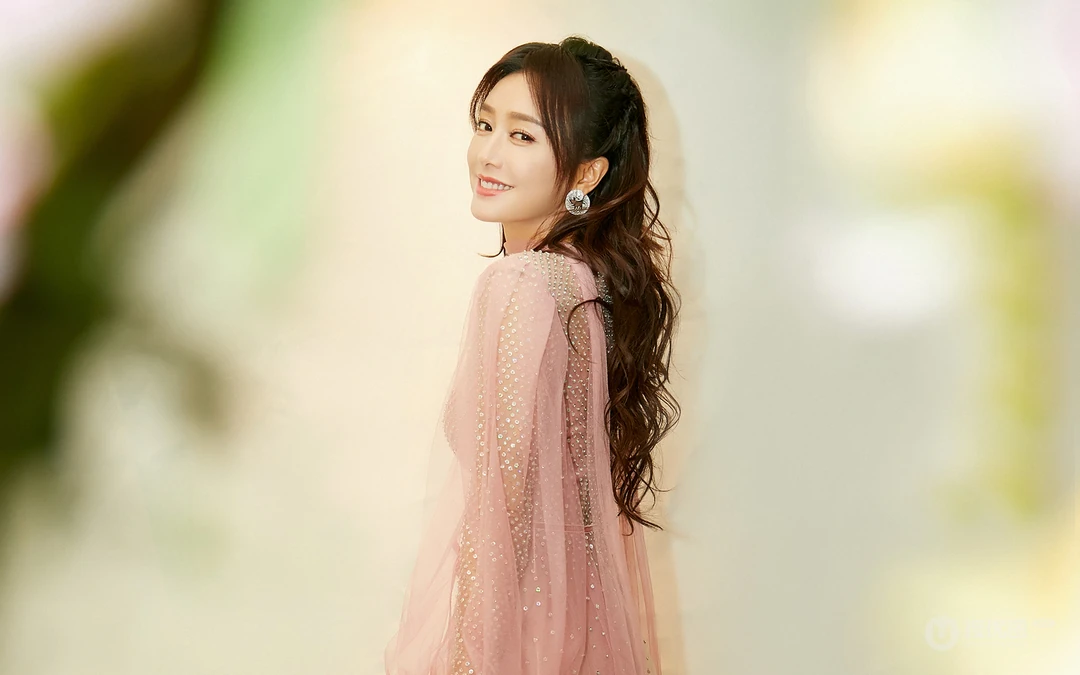 秦岚手拿玫瑰唯美写真壁纸，着亮片连衣裙笑容迷人