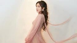 秦岚手拿玫瑰唯美写真壁纸，着亮片连衣裙笑容迷人