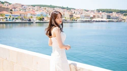 迪丽热巴吊带连衣白裙唯美浪漫湖边写真桌面壁纸