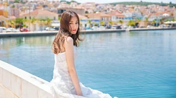 迪丽热巴吊带连衣白裙唯美浪漫湖边写真桌面壁纸