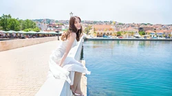 迪丽热巴吊带连衣白裙唯美浪漫湖边写真桌面壁纸