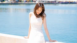 迪丽热巴吊带连衣白裙唯美浪漫湖边写真桌面壁纸
