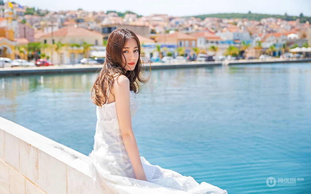 迪丽热巴吊带连衣白裙唯美浪漫湖边写真桌面壁纸
