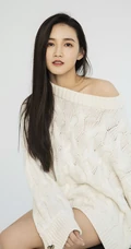 女生周开开气质毛衣搭配短牛仔裤抱猫咪写真图片