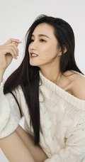 女生周开开气质毛衣搭配短牛仔裤抱猫咪写真图片