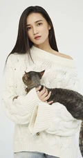 女生周开开气质毛衣搭配短牛仔裤抱猫咪写真图片