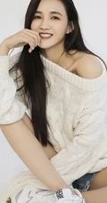 女生周开开气质毛衣搭配短牛仔裤抱猫咪写真图片