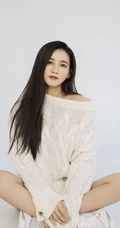 女生周开开气质毛衣搭配短牛仔裤抱猫咪写真图片