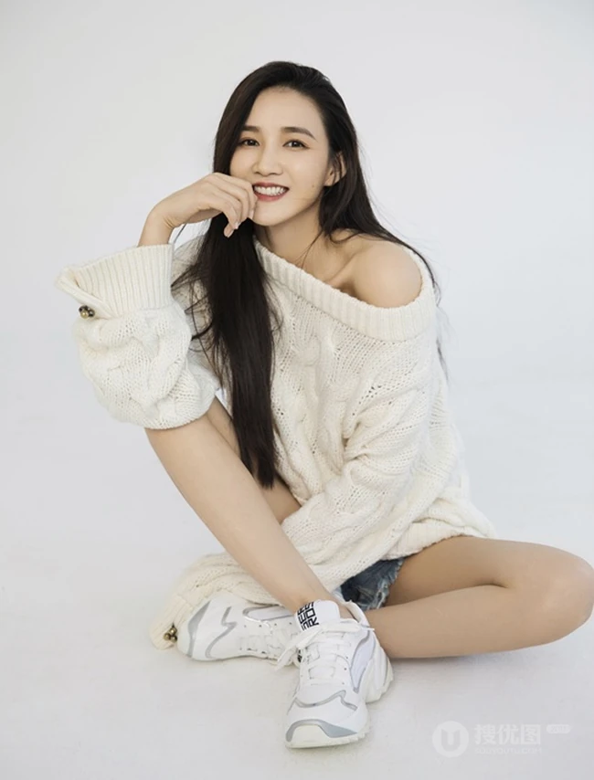女生周开开气质毛衣搭配短牛仔裤抱猫咪写真图片