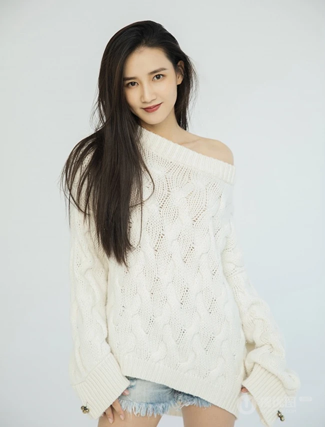 女生周开开气质毛衣搭配短牛仔裤抱猫咪写真图片