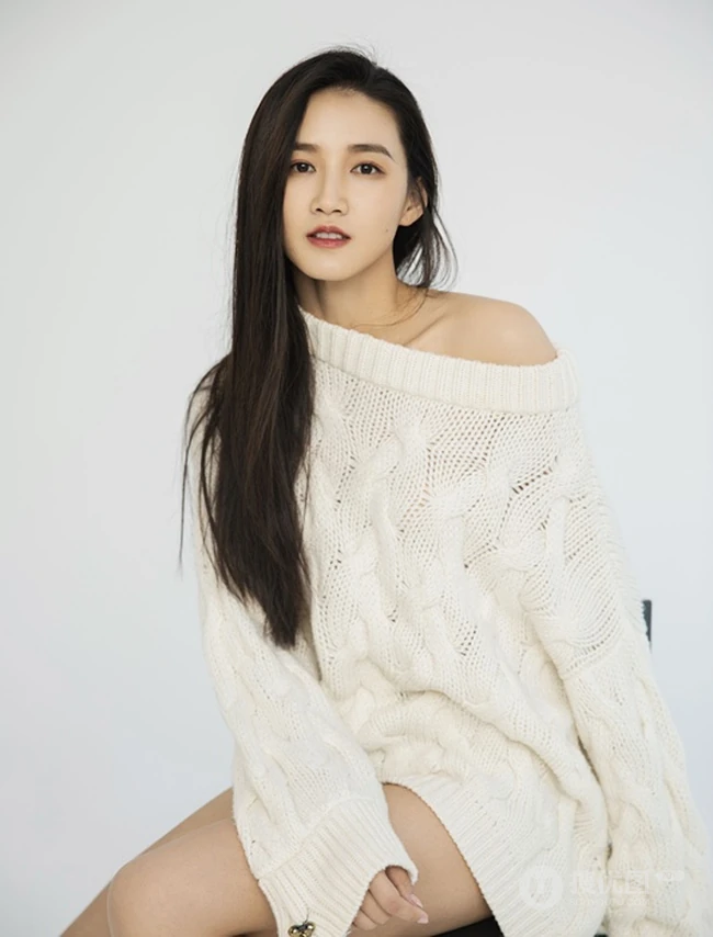 女生周开开气质毛衣搭配短牛仔裤抱猫咪写真图片