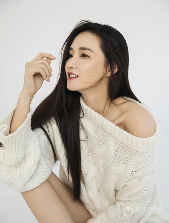 女生周开开气质毛衣搭配短牛仔裤抱猫咪写真图片