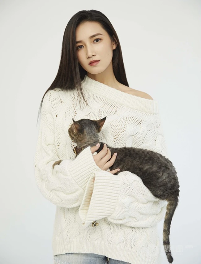 女生周开开气质毛衣搭配短牛仔裤抱猫咪写真图片