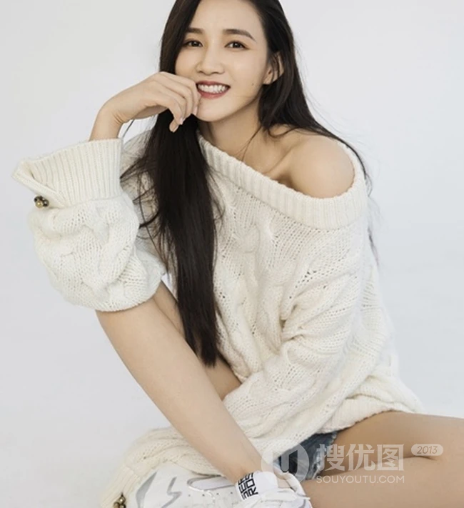 女生周开开气质毛衣搭配短牛仔裤抱猫咪写真图片