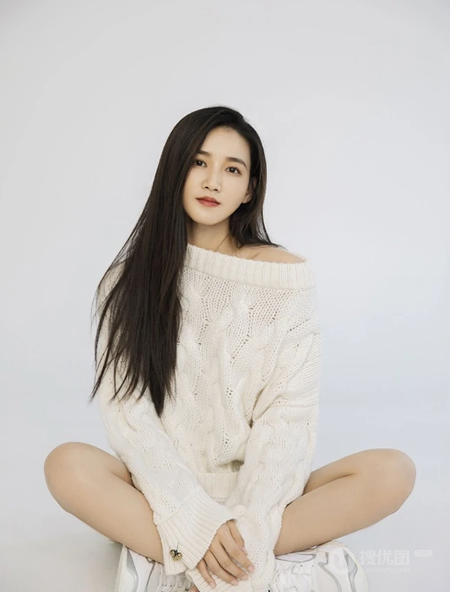 女生周开开气质毛衣搭配短牛仔裤抱猫咪写真图片