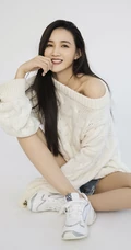 女生周开开气质毛衣搭配短牛仔裤抱猫咪写真图片