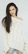 女生周开开气质毛衣搭配短牛仔裤抱猫咪写真图片