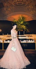 唐艺昕柔美蕾丝长裙礼服参加活动照片，短发造型清新靓丽