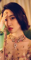 唐艺昕柔美蕾丝长裙礼服参加活动照片，短发造型清新靓丽